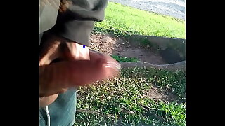 Punheta pra coroa travesti itty-bitty parque